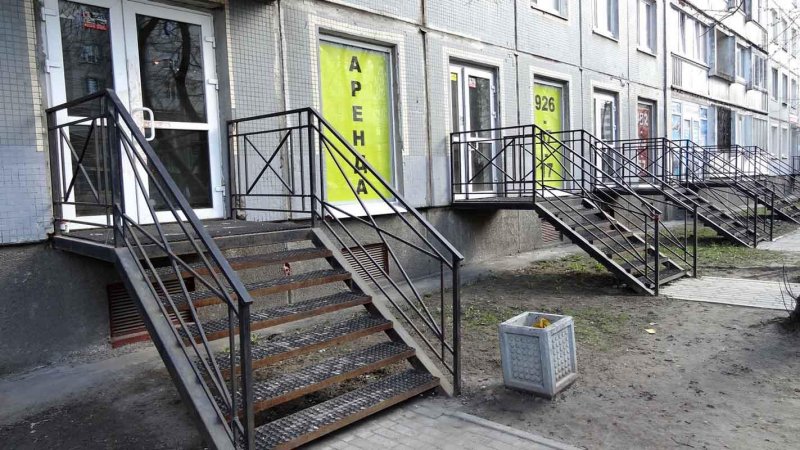 Крыльцо магазина в жилом доме