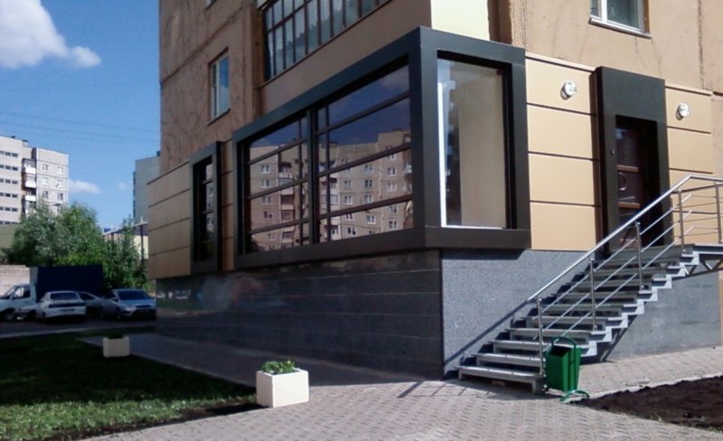 Фасад магазина в жилом доме