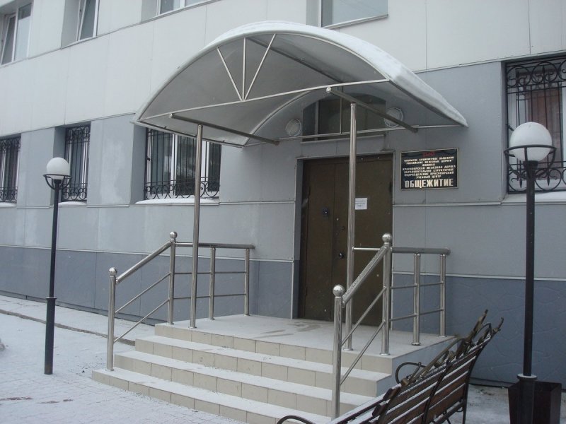 Крыльцо офиса с козырьком