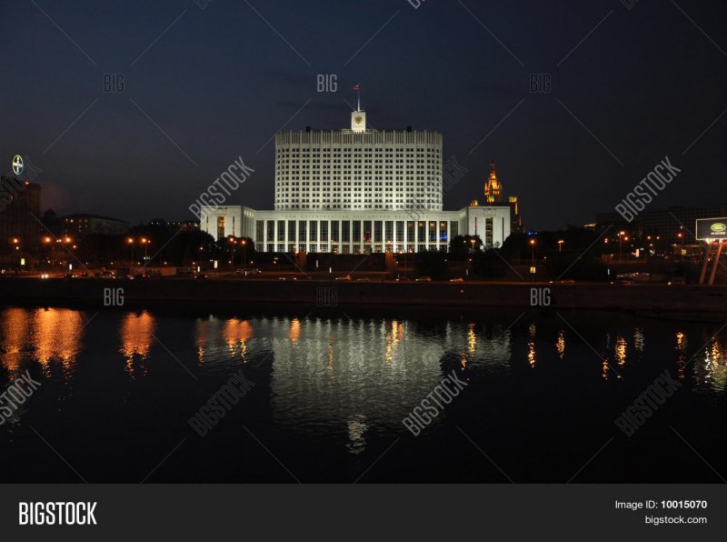 Белый дом в Москве ночной