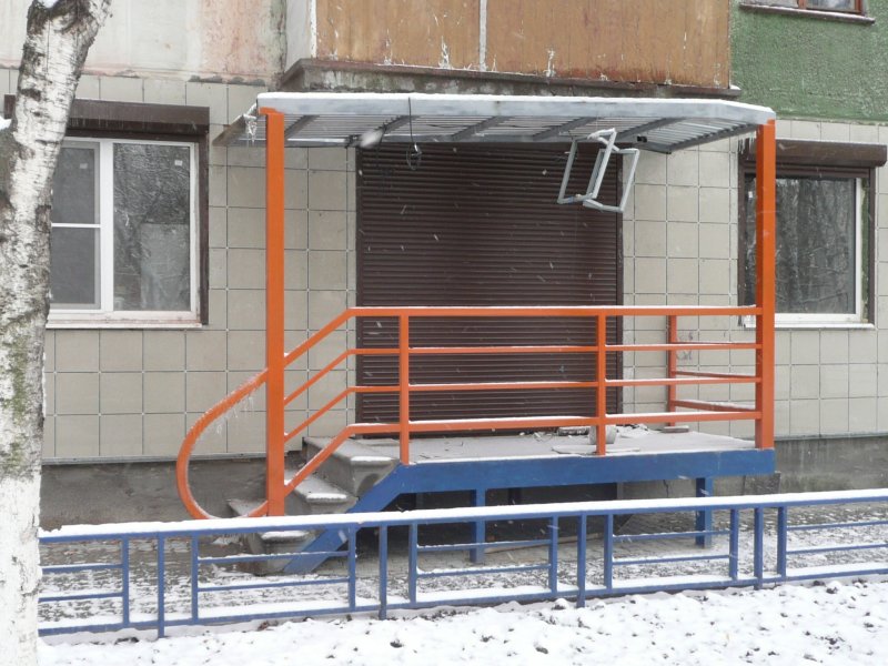 Козырёк над крыльцом