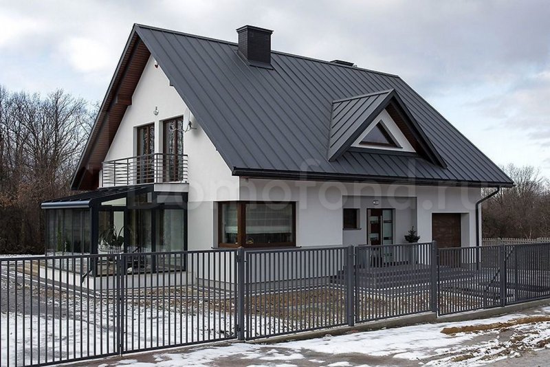 Белый дом с серой крышей