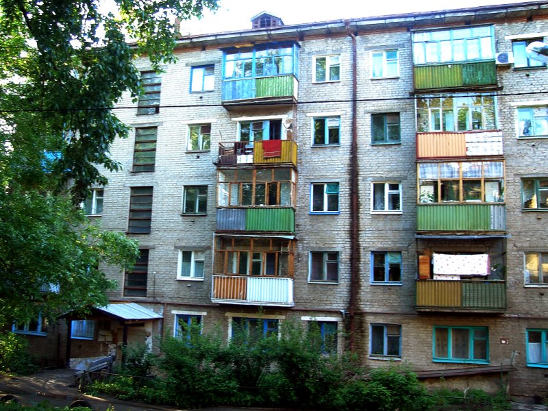 Пятиэтажный панельный дом с лоджией