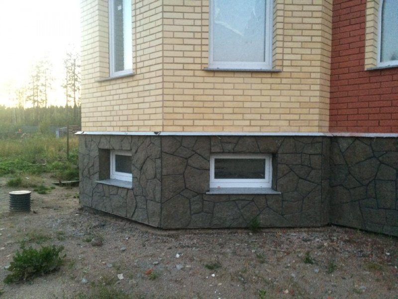 Отделка фундамента под камень