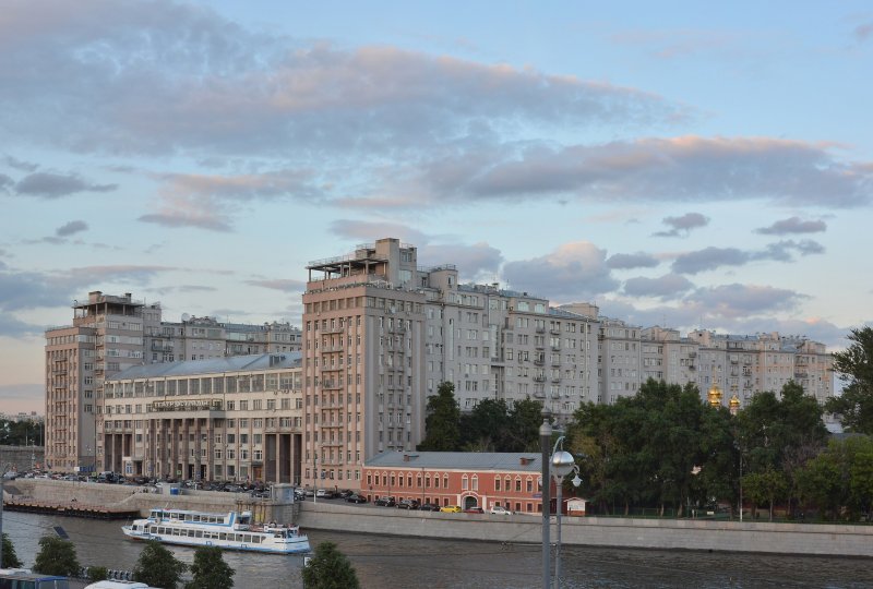 Дома на набережной реки Москвы