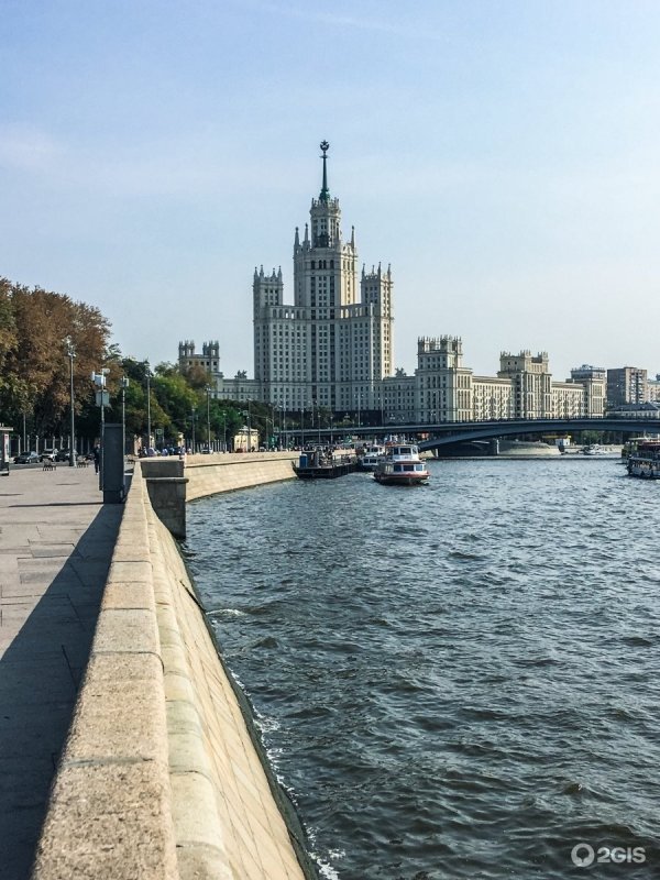 Доме на набережной, на улице Серафимовича.