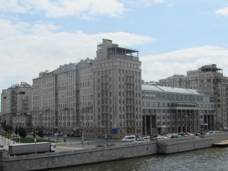 Дом на набережной в Москве Серафимовича 2