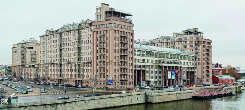 Сталинская высотка на набережной в Москве