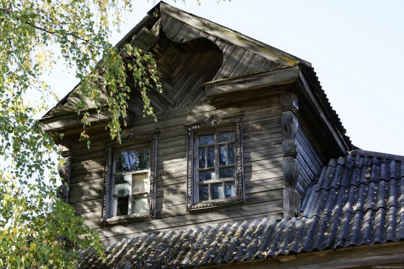 Русские дома с мезонином на реке