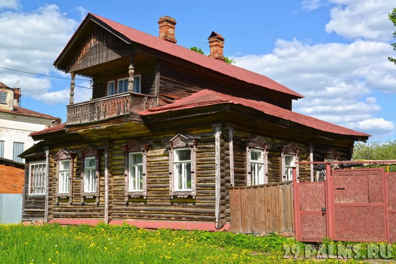 Деревянный деревенский дом с мезонином Ярославская область