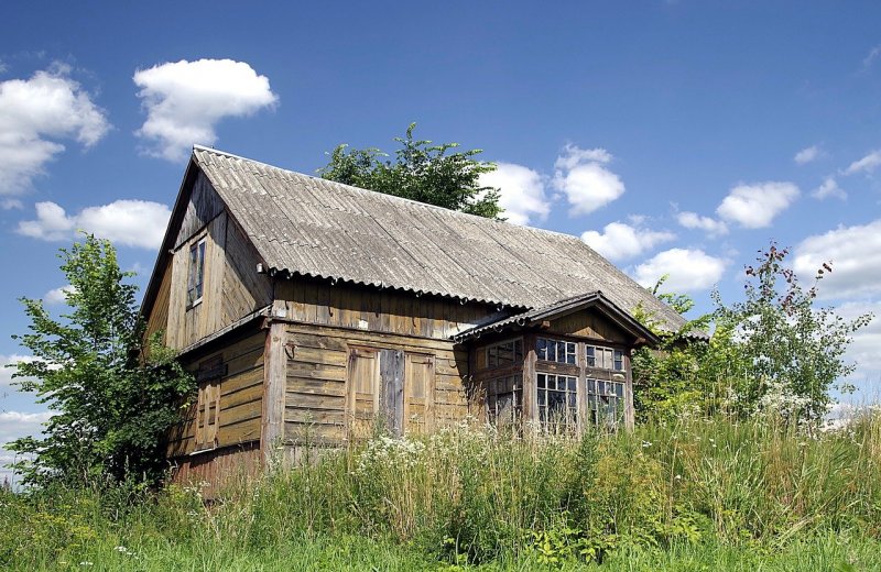 Старенький дом в деревне