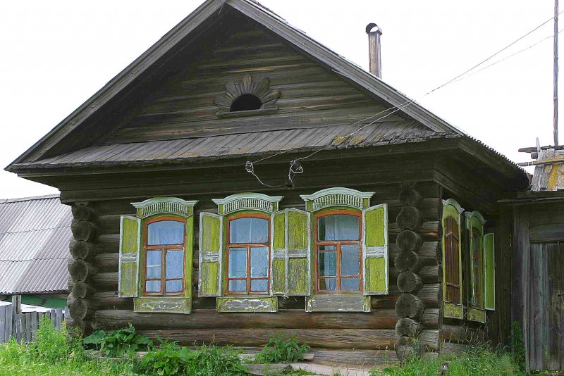Старый деревянный деревенский дом