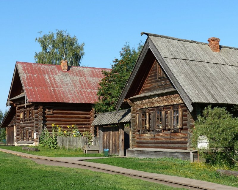 Деревянный дом в деревне