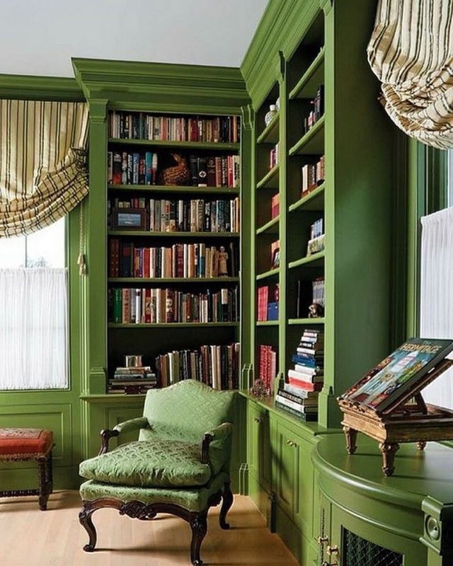 Комната с книжным шкафом