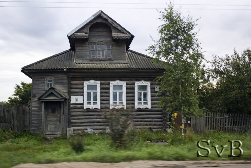 Старинный двухэтажный дом в деревне