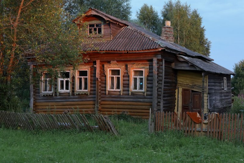 Деревянный домик в деревне