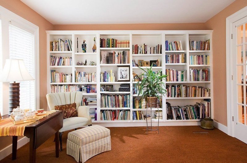 Комната с книжным шкафом
