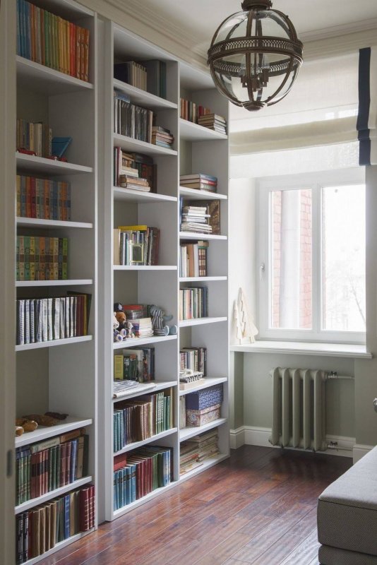 Комната с книжными полками