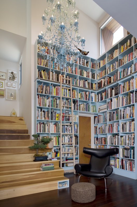 Книжные стеллажи в современном интерьере