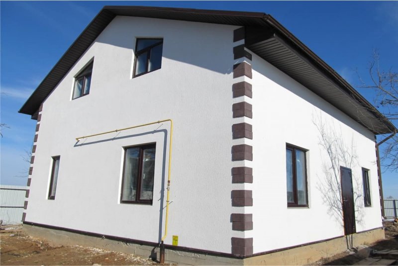 Оштукатуренный дом из газобетона