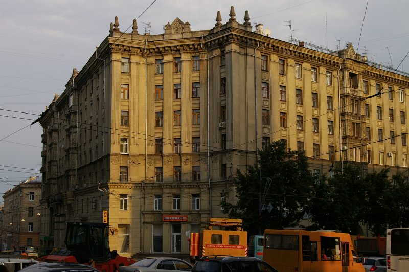 Желтый сталинский дом