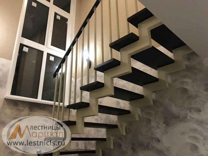 Лестница на ломаных косоурах