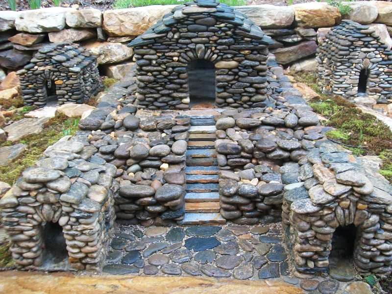 Домики из камней для сада
