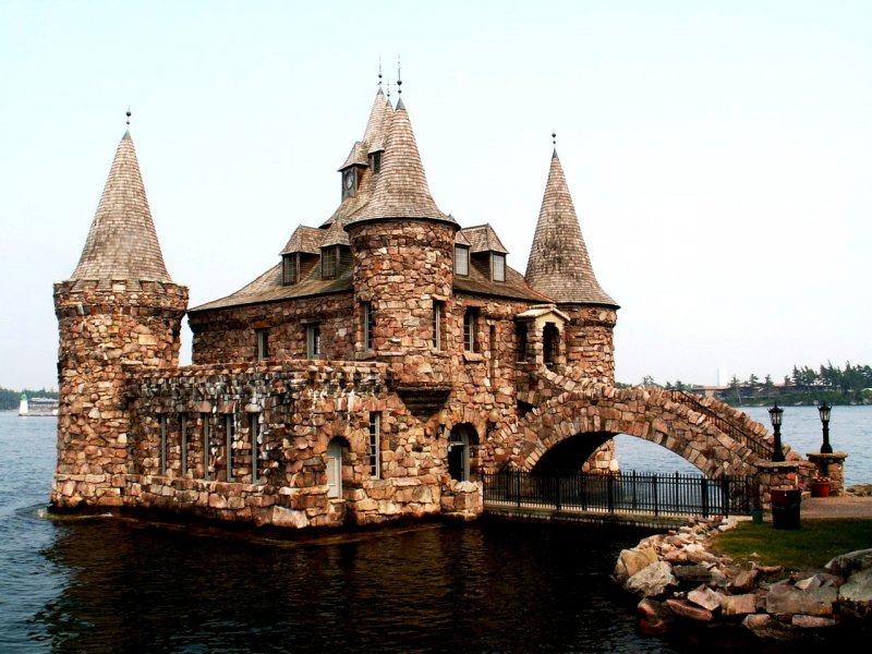 Каменная арка в саду