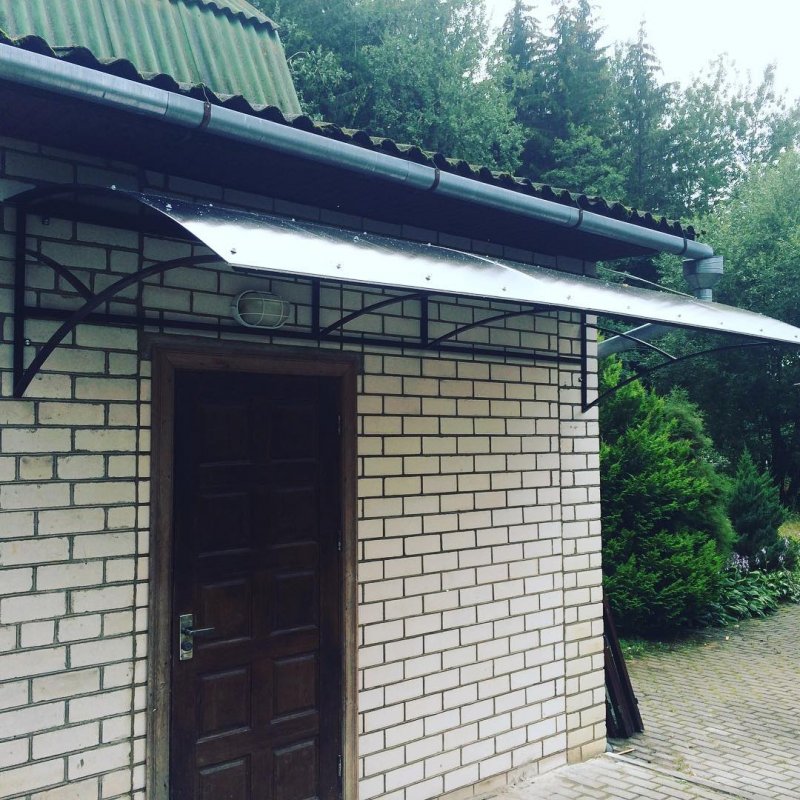 Козырек из поликарбоната над крыльцом