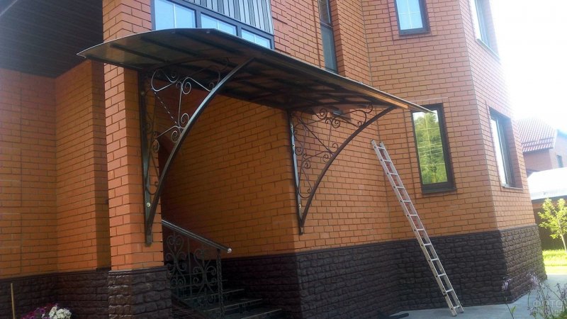 Угловая крыша над крыльцом