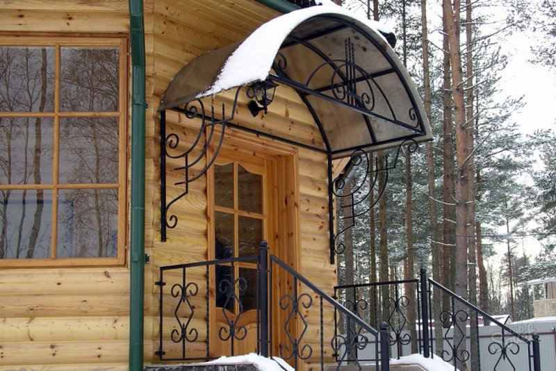 Козырёк над крыльцом
