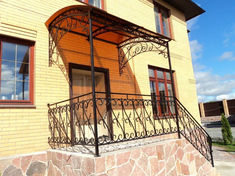 Козырек на кирпичных Столбах