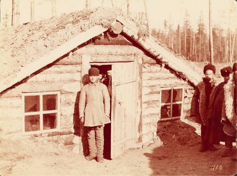 Землянка в горе
