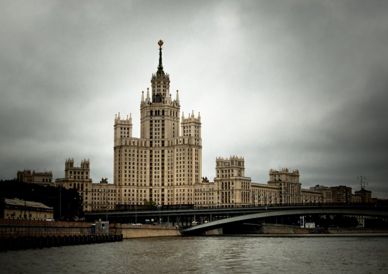 Сталинская высотка в Москве на Котельнической набережной