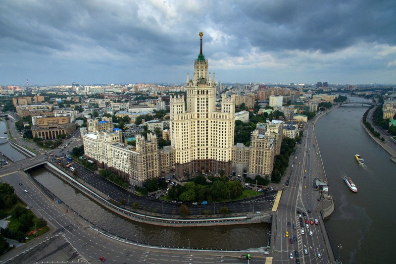 Сталинская высотка на набережной в Москве