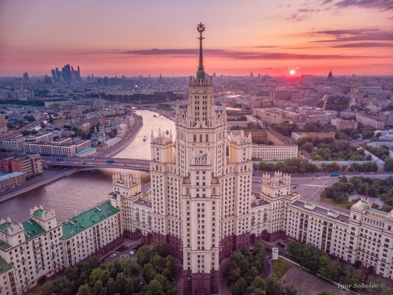 Сталинская высотка в Москве на Котельнической набережной