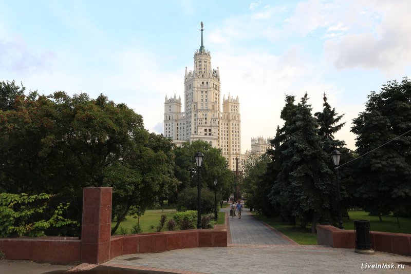 Таганская высотка двор