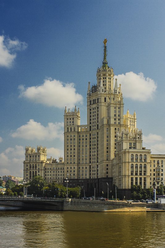 Сталинская высотка в Москве на Котельнической набережной