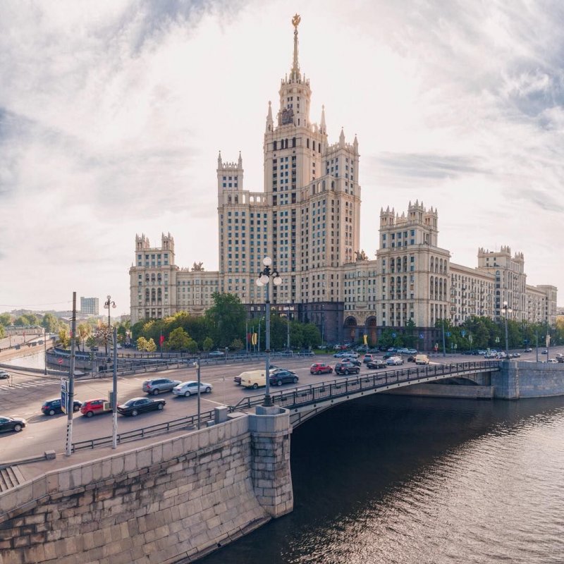 Высотка на Котельнической набережной и Москва Сити