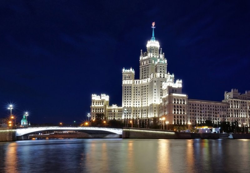 Сталинская высотка в Москве на Котельнической набережной