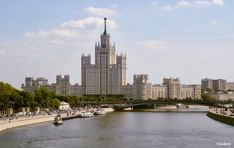Мост у высотки на Котельнической набережной