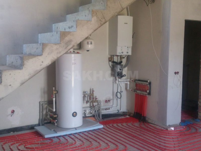 Газовый котел под лестницей