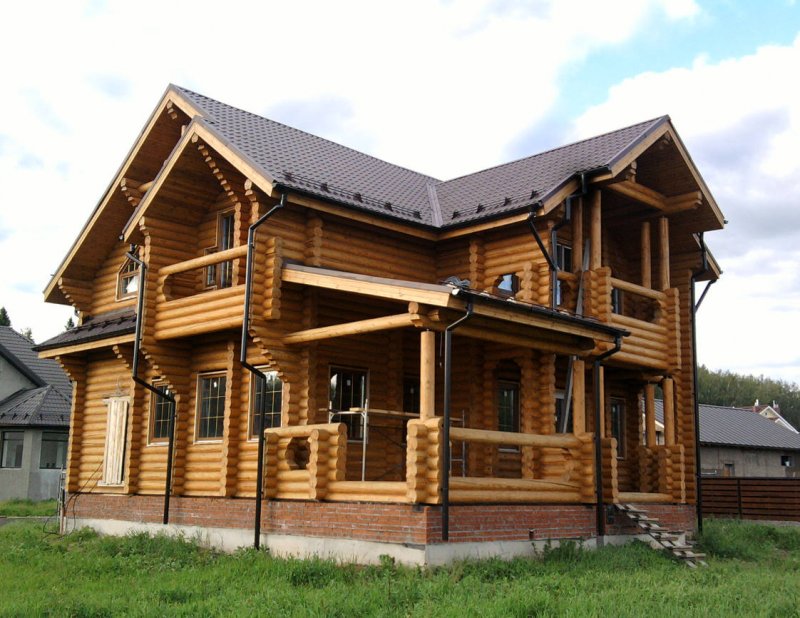 Красивый дом из оцилиндрованного бревна