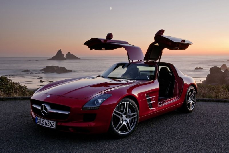 Мерседес Бенц SLS AMG красный
