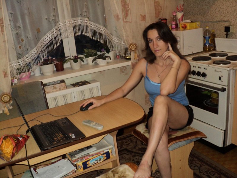 Женщины позируют в домашней обстановке