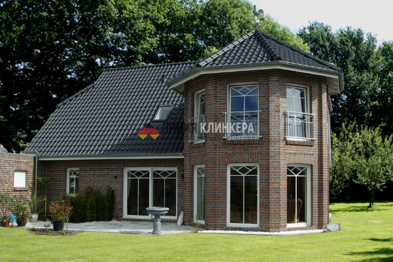 Дом из серого кирпича с черной крышей