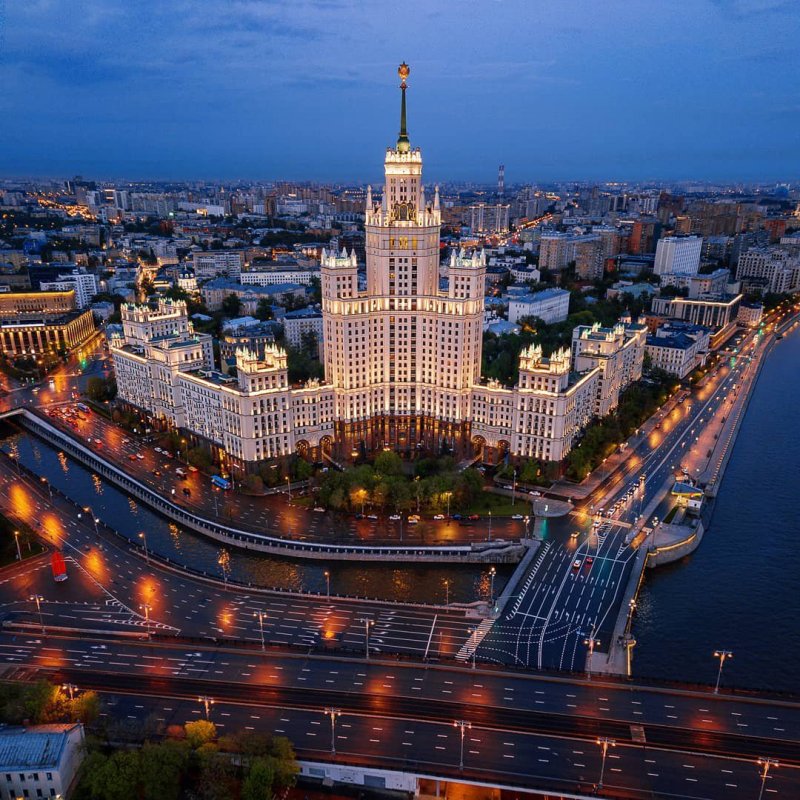 Сталинская высотка в Москве на Котельнической набережной