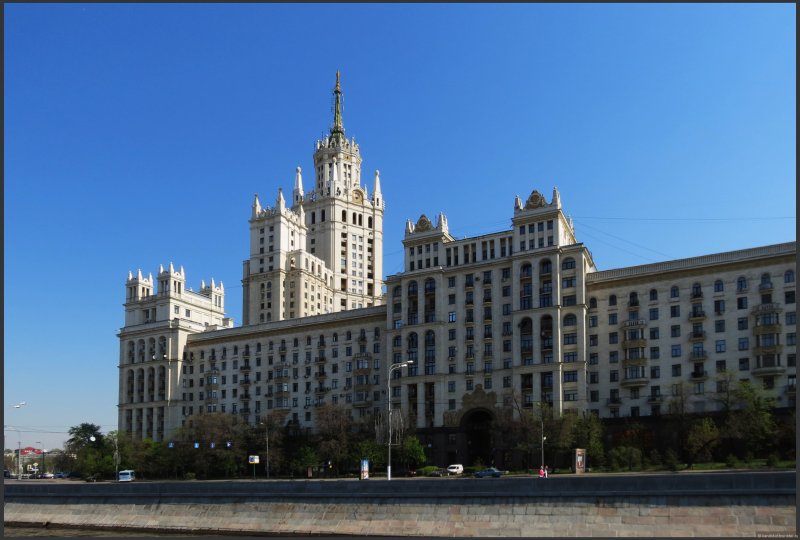 Сталинская высотка на набережной в Москве