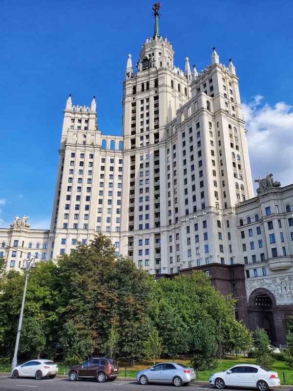 Высотка на Котельнической набережной вектор