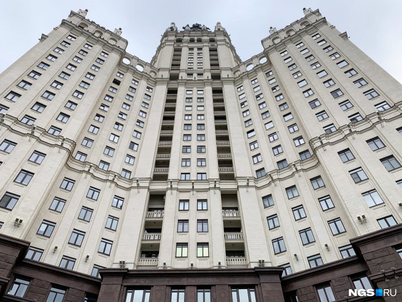 Сталинская высотка в Москве на Котельнической набережной